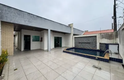 Casa para venda, itanhaém / sp. possui 03 dormitórios e piscina