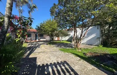 Casa com 02 dormitórios pra venda, na praia de itanhaém / sp. excelente quintal