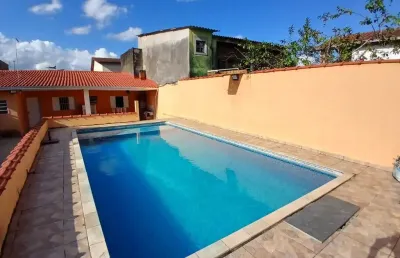 Casa para venda, itanhaém / sp. possui piscina e 02 dormitórios.