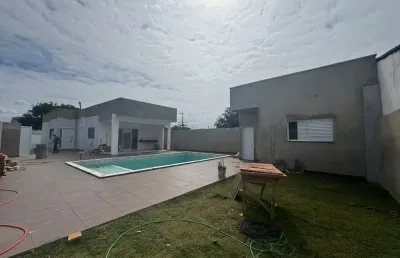 Casa nova para venda, peruíbe / sp. possui piscina e 03 dormitórios