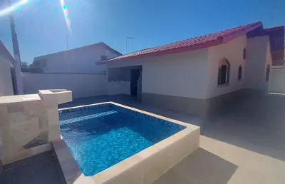 Casa para venda, mongaguá / sp. possui piscina e 02 dormitórios