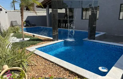 Casa nova com alexa integrada  para venda, itanhaém / sp. possui piscina e 03 dormitórios