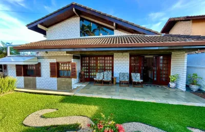 Casa alto padrão para venda, peruíbe / sp. possui 05 dormitórios, piscina e edícula.