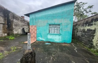 Casa com 02 dormitórios e espaço para piscina á venda, peruíbe / sp