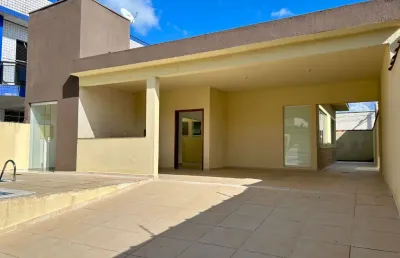 Casa nova com piscina para venda, peruíbe / sp. possui03 dormitórios.