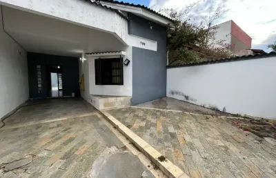 Casa com 04 dormitórios para venda, peruíbe / sp. possui excelente quintal