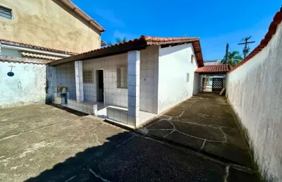 Casa para venda, na praia em itanhaém / sp. possui 02 quartos e edícula