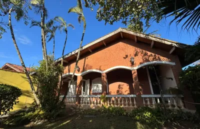 Casa alto padrão para venda, peruíbe / sp. possui piscina e 03 dormitórios