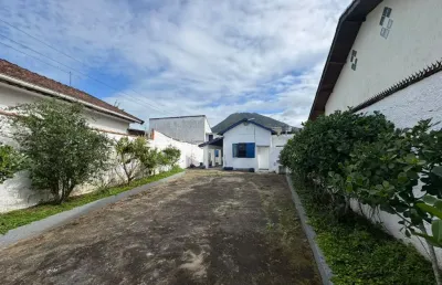 Casa com 03 dormitórios  para venda,na praia de  peruíbe / sp. localizada no centro