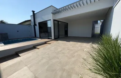 Casa  nova para venda, peruíbe / sp. possui piscina e 02 dormitórios