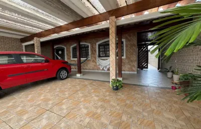 Casa   com 03 dormitórios e edícula para venda, á 120 metros do mar em peruíbe / sp