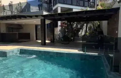 Casa alto padrão em camboinhas, niterói. a apenas 450 metros da praia.