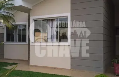 Vende-se sobrado de alto padrão no centro de rolândia - pr