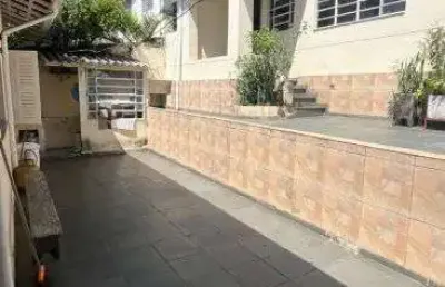 Imóvel para aluguel possui 220 metros quadrados com 2 quartos