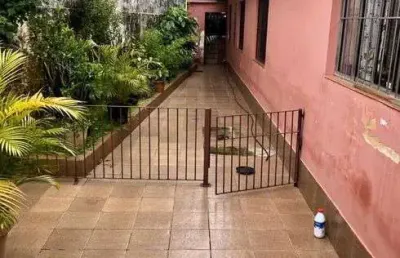 Casa térrea para venda tem 308 metros quadrados com 3 quartos, sala, cozinha, 3 banheiros jardim