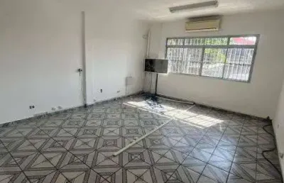 Sobreloja para aluguel tem 200 metros quadrados com 4 salas