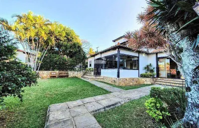 Casa independente à venda com 4 suítes, no centro de armação dos buzios, rj