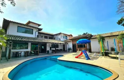 Casa independente à venda com 8 suítes, piscina, 3 vagas em geribá, armação dos buzios
