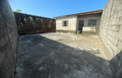 Casa com suíte e 3 dormitórios por preço acessível a 1km da praia! escritura pronta em itanhaém!