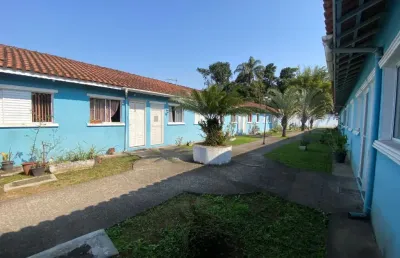 Casa em condomínio com piscina e 2 quartos em  itanhaém