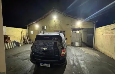 Casa na praia com piscina e 2 quartos em itanhaém por r$ 330.000,00