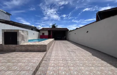 Casa na praia com piscina e 2 quartos em itanhaém por r$ 249.000,00
