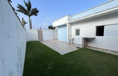 Casa no bairro maria helena novaes em peruíbe, a 500m da praia, com 2 dormitórios (1 suíte), amplo quintal e escritura aceita financiamento
