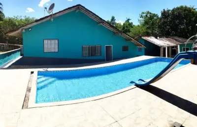 Chácara com 3 quartos, piscina e área gourmet em peruíbe.