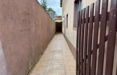 Casa sobreposta com 2 quartos e área gourmet em itanhaém.