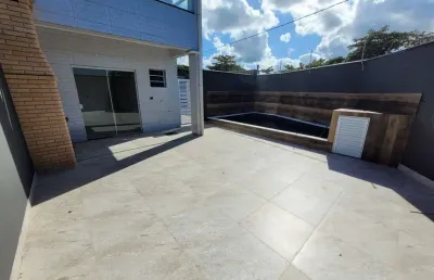 Casa frente mar com piscina, 2 quartos e área gourmet em itanhaém.