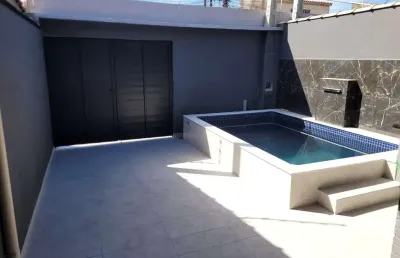 Casa com 2 quartos, piscina e churrasqueira em itanhaém.