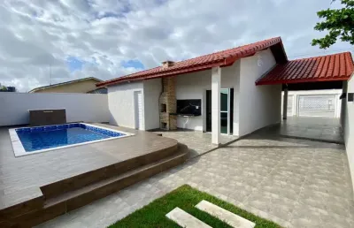 Casa na praia com piscina, 2 quartos e churrasqueira em itanhaém.
