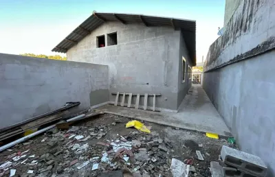 Casa com 2 quartos e espaço para piscina em itanhaém.