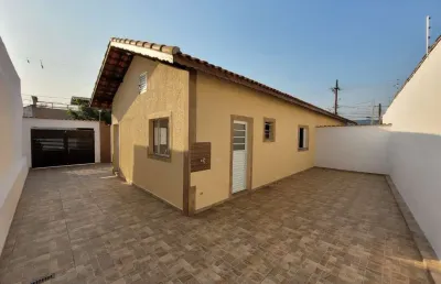 Casa com 2 quartos e espaço para piscina em itanhaém.