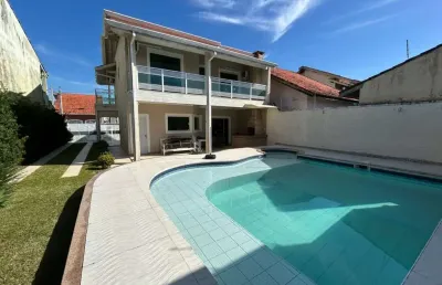 Casa à 100m do mar com piscina e 3 quartos em peruíbe.