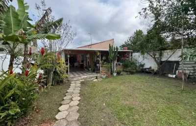 Casa com churrasqueira, jardim e espaço para piscina em peruíbe.