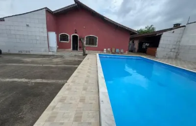 Casa à 150m do mar com 3 quartos e piscina em peruíbe.