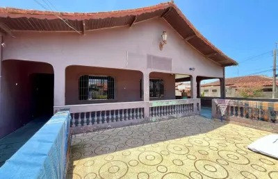Casa na praia com 3 quartos, área gourmet e espaço para piscina em peruíbe.