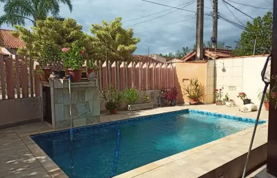 Casa com 3 quartos, piscina e área gourmet em itanhaém.