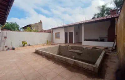 Casa com 3 quartos, piscina e área gurmet em itanhaém.