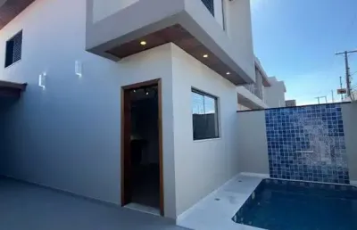 Casa com 2 quartos, piscina e área gourmet em peruíbe.