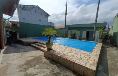 Casa à 170m do mar com piscina e 3 quartos em itanhaém.