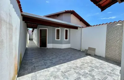 Casa com 2 quartos, área gourmet e espaço para piscina em itanhaém.