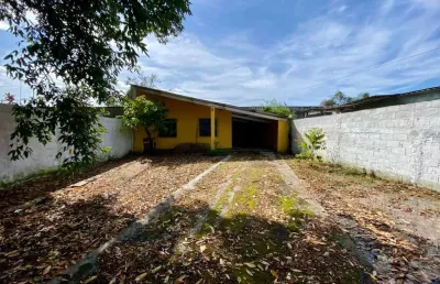 Casa à 500m do mar com espaço para piscina em itanhaém.