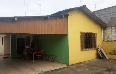 Casa com 2 quartos, churrasqueira e espaço para piscina em itanhaém.
