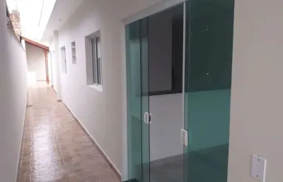 Casa com 2 quartos, piscina e área gourmet em itanhaém.
