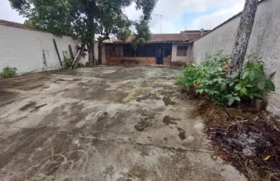Casa com 2 quartos, churrasqueira e espaço para psicina em itanhaém.