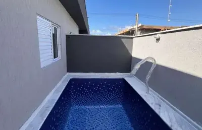 Casa em condomínio com 2 quartos, piscina e área gourmet em itanhaém.