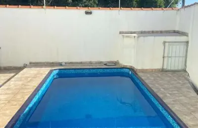 Casa com 2 quartos, piscina e churrasqueira em itanhaém.