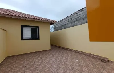 Casa com 2 quartos e espaço para piscina em itanhaém.